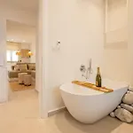 Private Two Seperate Homes&jacuzzi Retreat