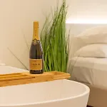 Private Two Seperate Homes&jacuzzi Retreat Vilă *